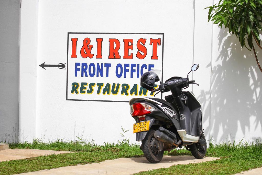 Crafts Gallery Hotel & Restaurant Mirissa Exterior photo